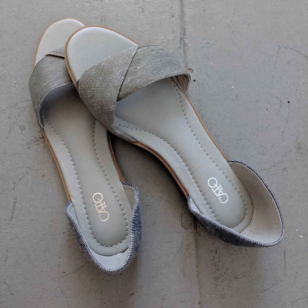 Cato gray and blue open-toe flats